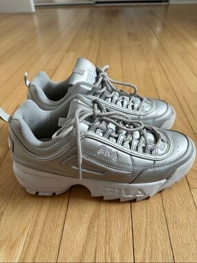 5 for $25 // Fila Disruptor silver chunky lace-up sneakers size 9